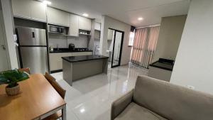 Novo e amplo apartamento a poucos passos do Shopping JL