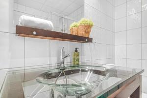 Seaside Apt. Catch Crabs from Your Bedroom Window!