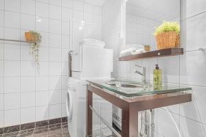 Seaside Apt. Catch Crabs from Your Bedroom Window!