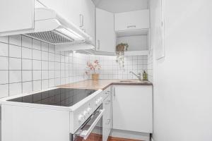 Seaside Apt. Catch Crabs from Your Bedroom Window!