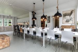 Historic lakeside villa, up to 20 guests - ski, boat