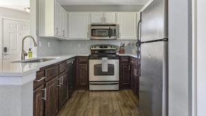 Landing Modern Apartment with Amazing Amenities (ID9835X53)