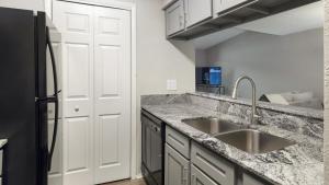 Landing Modern Apartment with Amazing Amenities (ID9622X63)