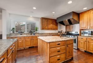 Massive 10 Bed 10 Bath Luxury Mountain Home in Old Town