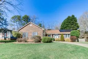 Lovely Charlotte Home with Yard 9 Mi to Uptown! - 马修斯