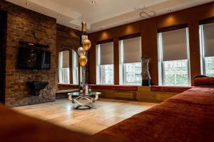 The Famous Floor Sleeps 26 and Group Acc Sleeps30