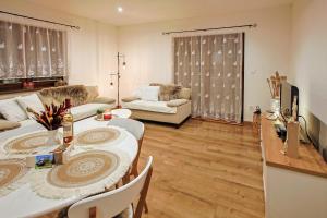 Chata Liptov, Domček v záhradách