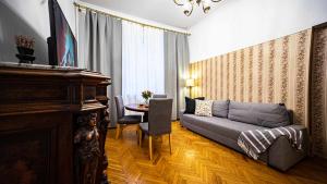 Apartment with Antique furniture in The Old Town, metro