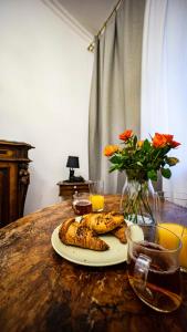 Apartment with Antique furniture in The Old Town, metro