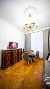 Apartment with Antique furniture in The Old Town, metro