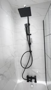 ETIHCITY - 3 Bedroom Semi - Free Parking near Etihad Stadium, Tourist attractions, Manchester City Centre, Transport and Motorway Links next to McDonalds - Sky n Netflix