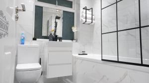 ETIHCITY - 3 Bedroom Semi - Free Parking near Etihad Stadium, Tourist attractions, Manchester City Centre, Transport and Motorway Links next to McDonalds - Sky n Netflix