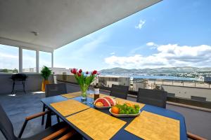 Penthouse z basenem i widokiem na morze