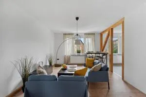 Modernes 4 Zimmer Apartment mit brandneuer Einrichtung - Erbschlö