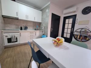 Apartment with pool & balcony less than 10min walk to Playa del Cura