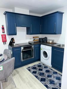 Modern 2 Bed Apartment - Blue Madison