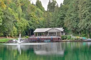 Luxurious Waterfront Retreat with Private Pond! - 伍德兰