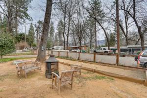 Charming Lakehead Cabin Walk to Shasta Lake!