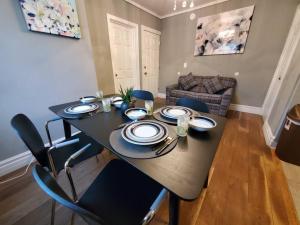 Modern Getaway, Single Bedroom Full Apartment