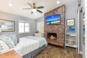 5 Bedroom Home with Pool Table steps to the Beach