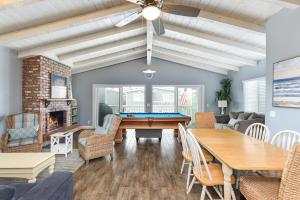 5 Bedroom Home with Pool Table steps to the Beach