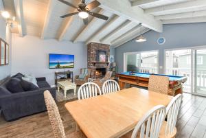 5 Bedroom Home with Pool Table steps to the Beach