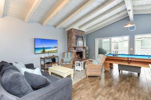 5 Bedroom Home with Pool Table steps to the Beach