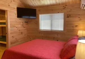 Unique Cabin Near Surf City with Loft and Parking