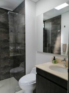 Apartamento moderno con balcón o terraza