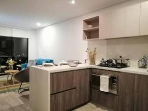 Apartamento moderno con balcón o terraza