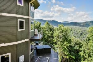 Skytop Chalet Pet Friendly, Hot Tub and Views