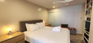 Contemporary Harbourside Apartment