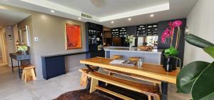 Contemporary Harbourside Apartment