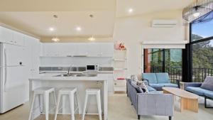 The Hide Away - Scenic Waterfront Escape