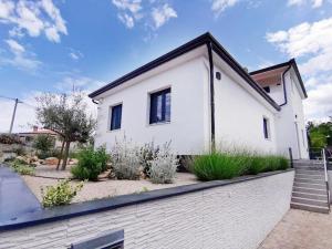 Holiday house with a swimming pool Fratrici, Umag - 22401 