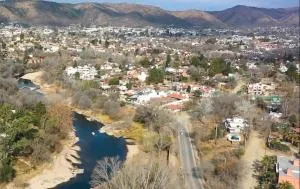 Casa Villa Carlos Paz, con pileta, frente al río - 维拉帕尔克西基曼