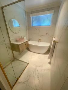 Yarra Valley Events Accommodation comfortably suits 6 Adults or Family Newly Renovated with linen & towels supplied Welcome to No 4