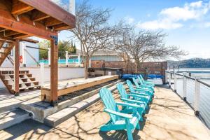 Smiling Otter Retreat! Waterfrontpoolspagames!