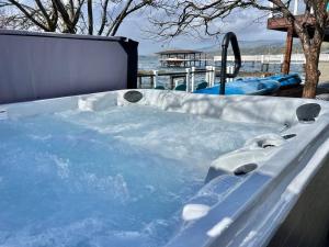 Smiling Otter Retreat! Waterfrontpoolspagames!