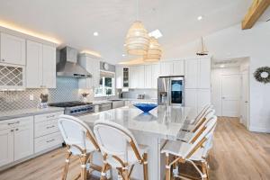 Smiling Otter Retreat! Waterfrontpoolspagames!