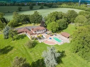 Large Villa Mansion With Pool House & Tennis Court - South Mimms
