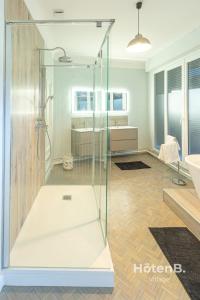 Maisons de vacances Large Sereilhac House of 270m2 with Garden : photos des chambres