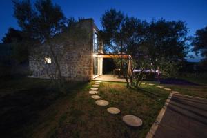 Holiday home Stone house with jacuzzi