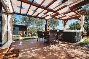 Holiday home Stone house with jacuzzi