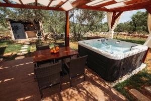 Holiday home Stone house with jacuzzi