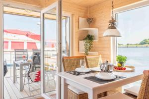 Hausboot Lewisia mit großem Sonnendeck inklusive Wäschepaketen