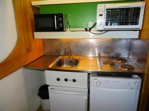 Résidence Lauzieres - Studio 5 personnes skis aux pieds et proche des commerces dans le village du Charvet à Arc 1800 MAE-1762