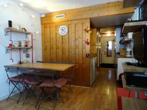 Résidence Belles Challes - Charmant studio pour 4 personnes skis aux pieds et proche des commerces dans le village du Charvet à Arc 1800 MAE-1787