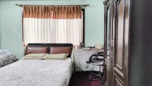 Family Home with Rooftop access and Mountain View