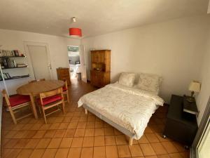 Belle vue arborée dans résidence au calme, plage à pied